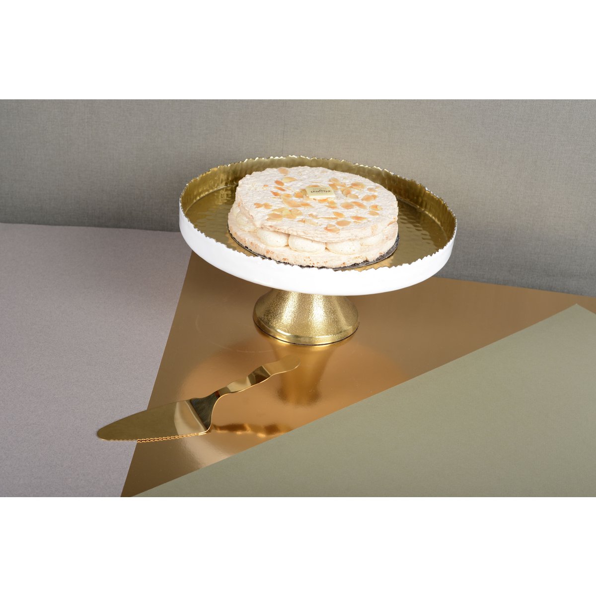 Witte en gouden cakeschotel op voet 30x30x12,5 cm