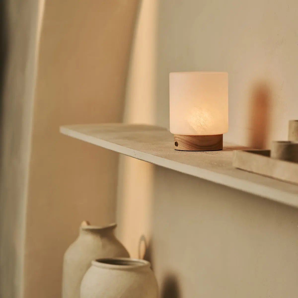 Pien lichtbruine houten tafellamp - oplaadbaar, dimbaar en tot 100 uur batterij