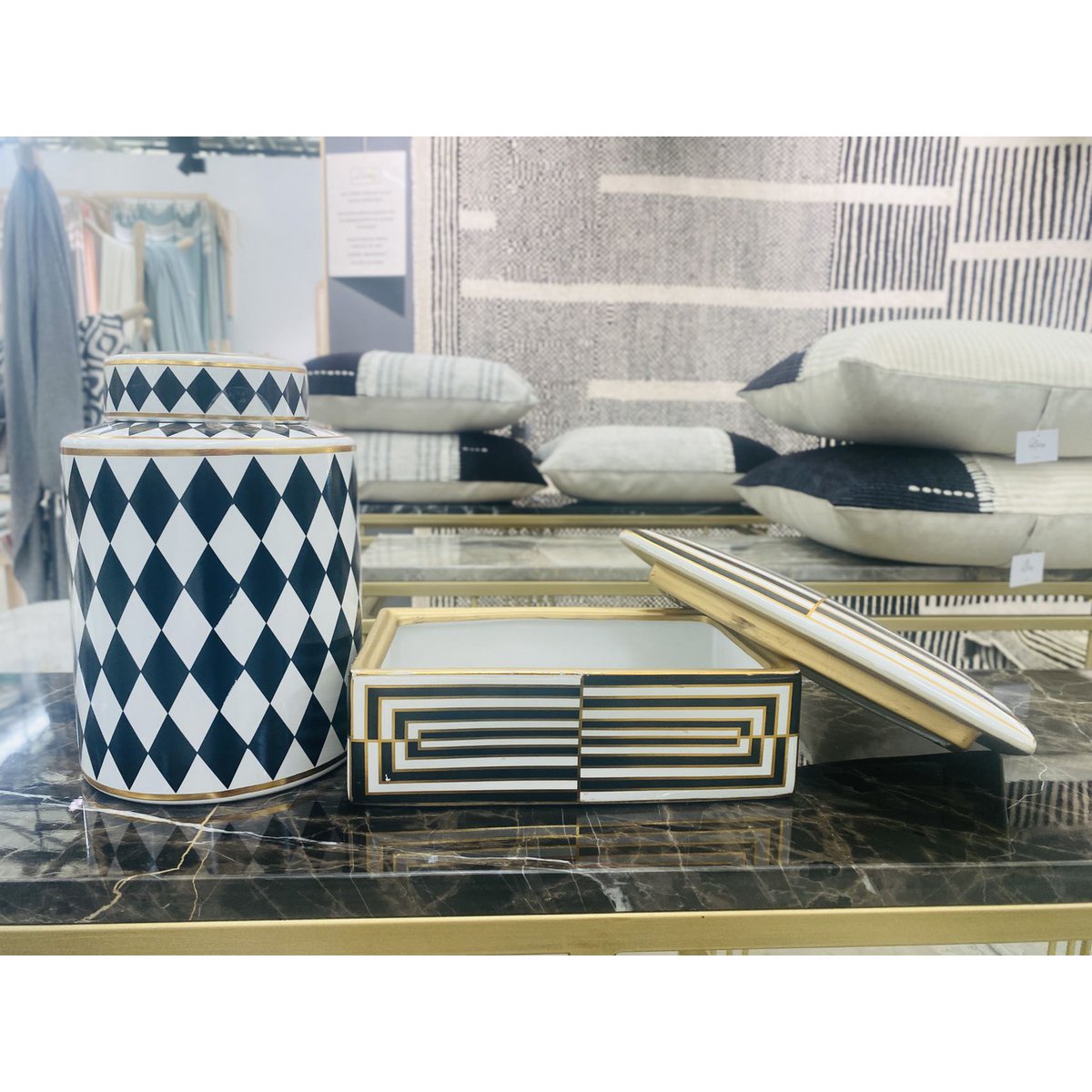 Moderne huisdecoratie opbergdoos met zwart-wit gouden rand