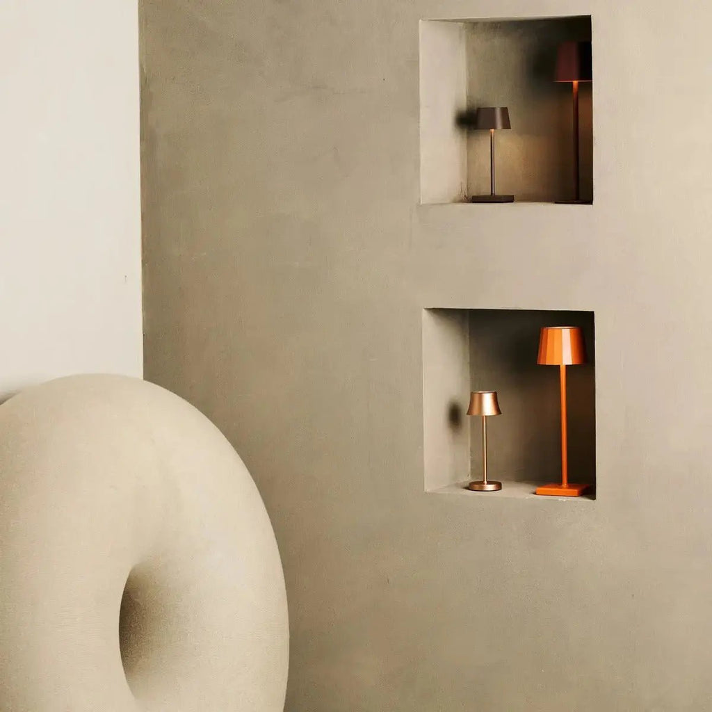 Combi Set Professional-4 X Wouter Blossom Orange Oplaadbare tafellampen & 1 x Amstel Wireless Laying Station met Qi-Technologyr