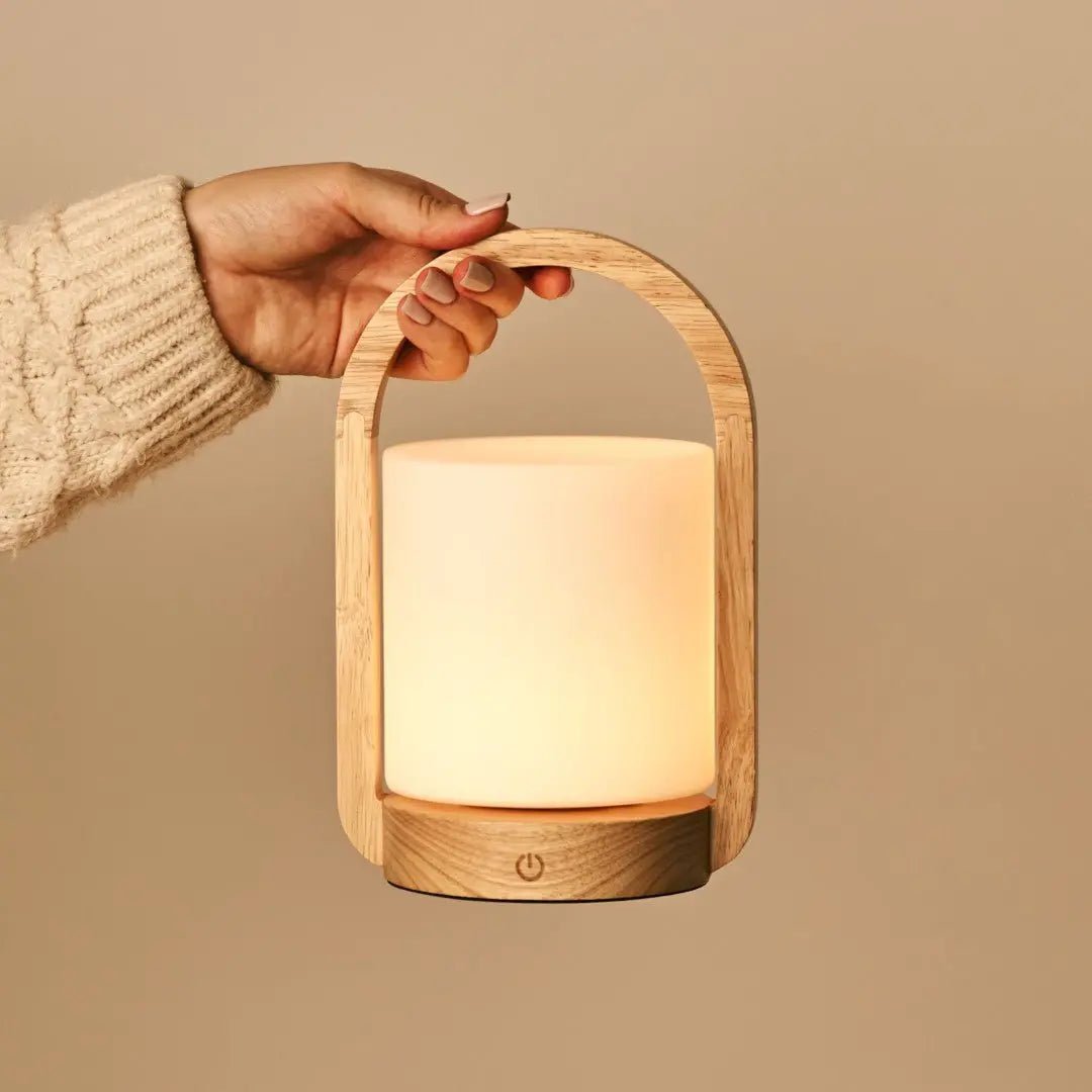 George lichtbruine houten oplaadbare lamp gecombineerd met matglas en een handvat