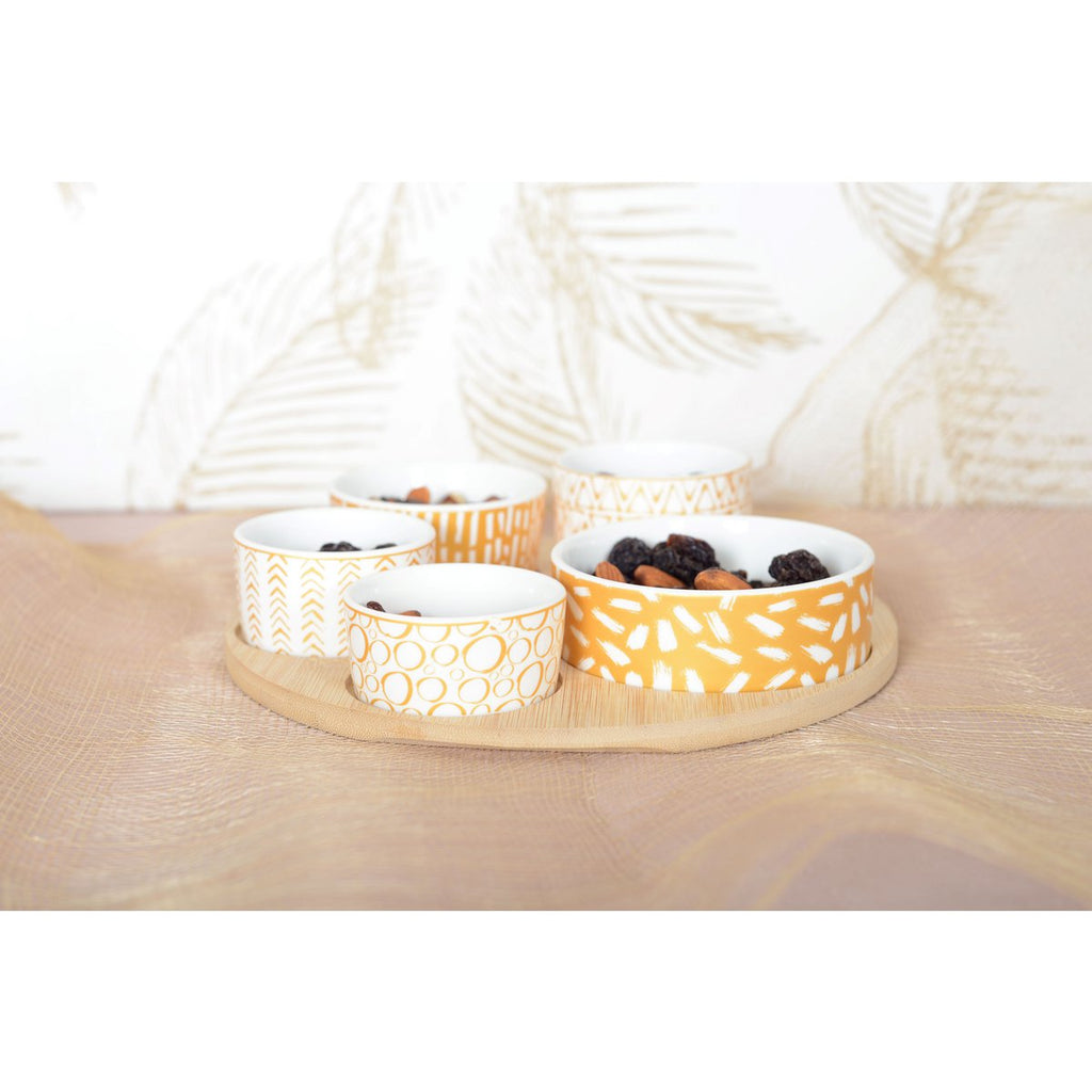 Aperitief set van 5 kopjes op ronde houten lade