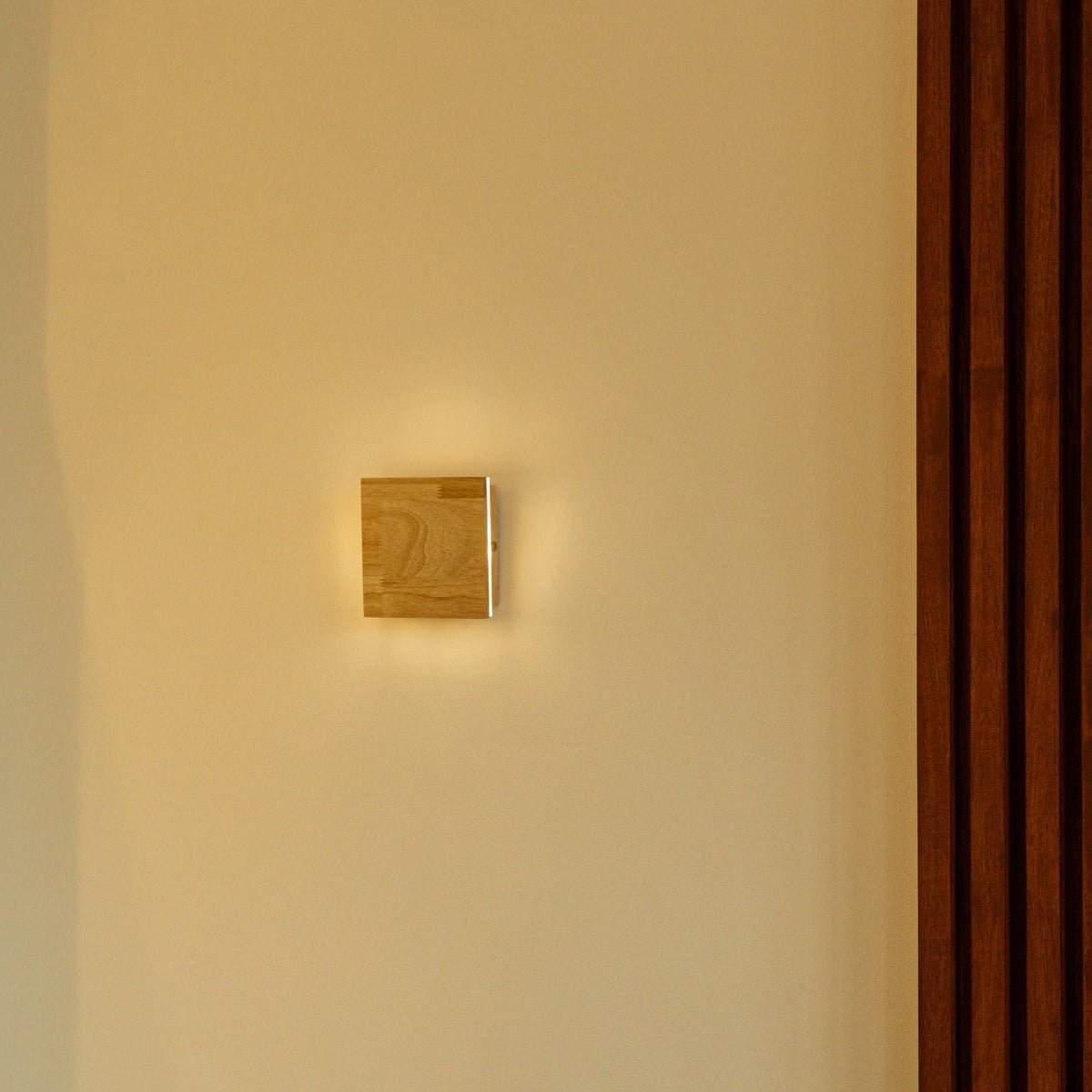 Lane lichtbruine draadloze wandlamp - oplaadbaar, dimbaar, natuurlijk houtlamp