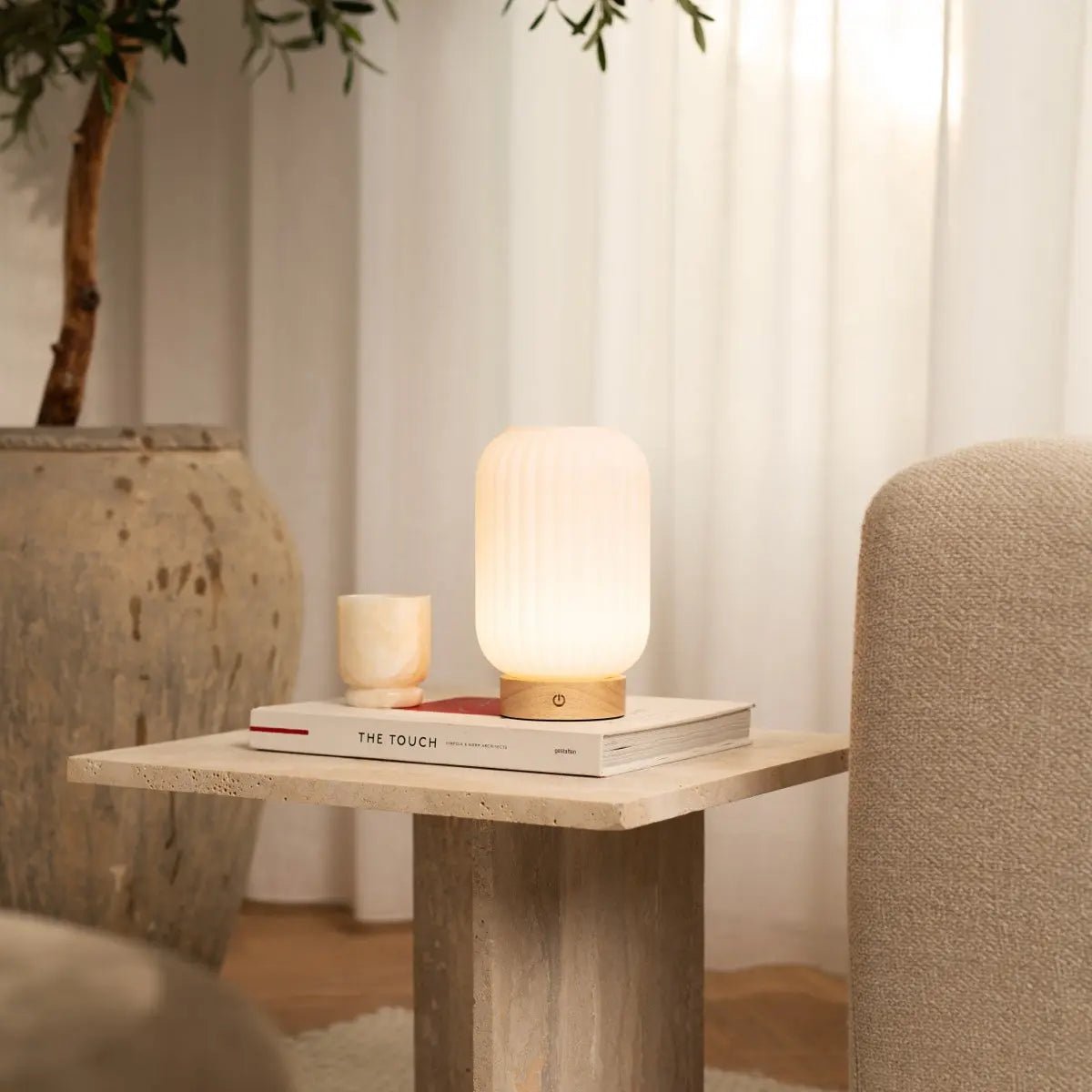 Unieke oplaadbare lamp Lilly – matglas en houten voet, dimbaar, 3 lichtmodi