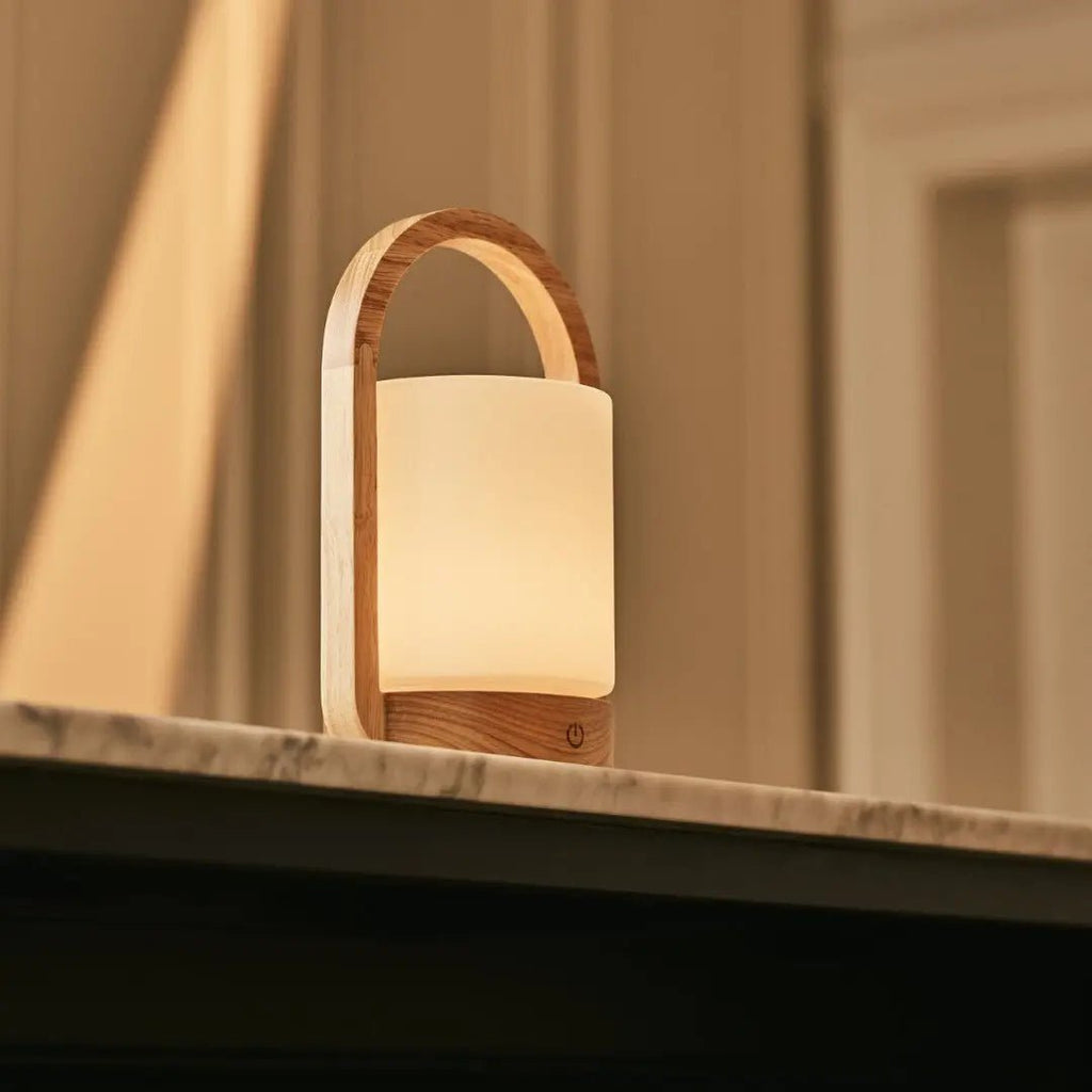 George lichtbruine houten oplaadbare lamp gecombineerd met matglas en een handvat