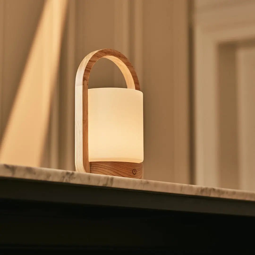 George lichtbruine houten oplaadbare lamp gecombineerd met matglas en een handvat