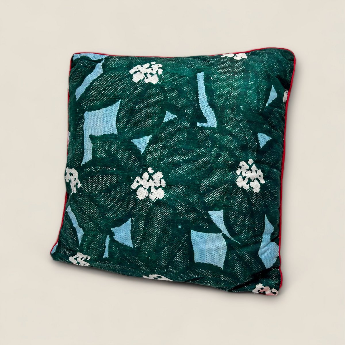 Sierkussen 45*45 De kussenhoes wordt geleverd met vulling en is voorzien van een ritssluiting.