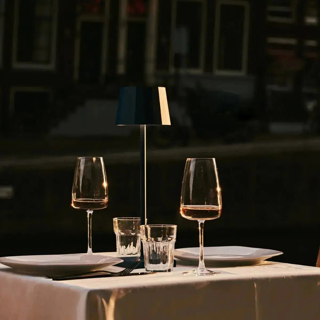 Combi Set Professional-4 X Wouter Delftware Blue Oplaadbare tafellampen & 1 x Amstel Wireless Laying Station met Qi-Technology