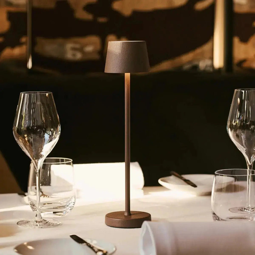 Vondel Mocha Brown oplaadbare en draadloze lamp perfect voor horeca -industrie - draadloos oplaadbaar via laadstation