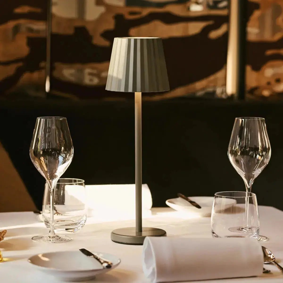 Combi Set Professional-4 x Maya Olive Green Oplaadbare tafellampen en 1 x Amstel Wireless Laying Station met Qi-Technology