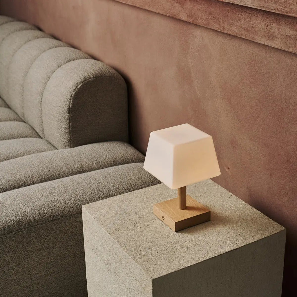 Tommy lichtbruine houten tafellamp met glas - oplaadbare, dimbare lamp, draadloze verlichting