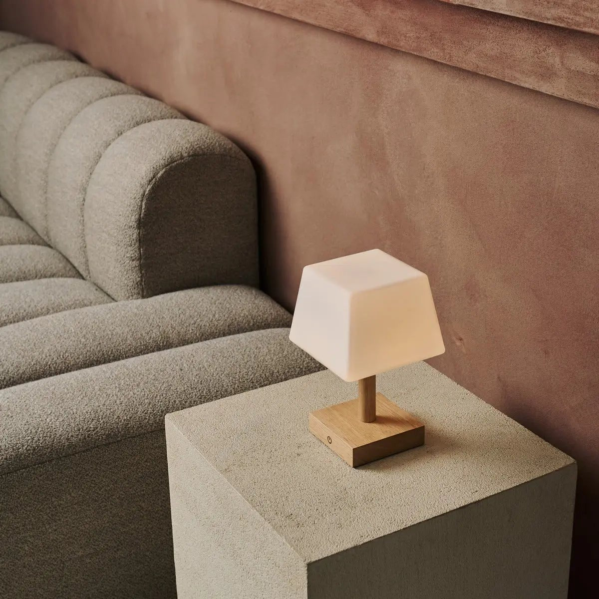 Tommy lichtbruine houten tafellamp met glas - oplaadbare, dimbare lamp, draadloze verlichting