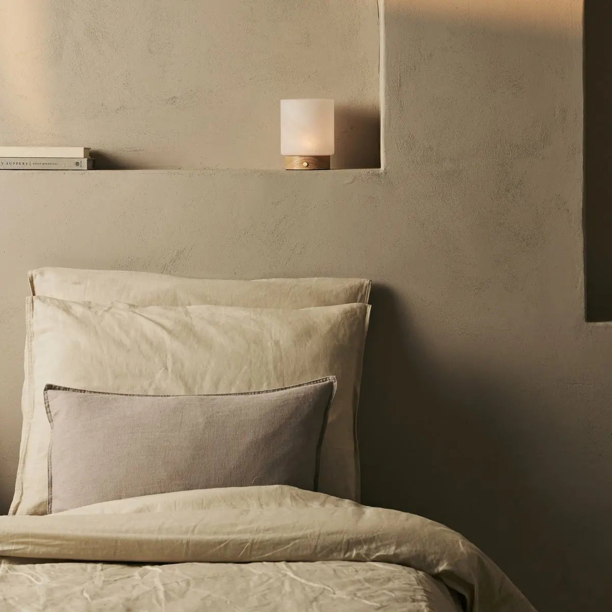 Pien lichtbruine houten tafellamp - oplaadbaar, dimbaar en tot 100 uur batterij