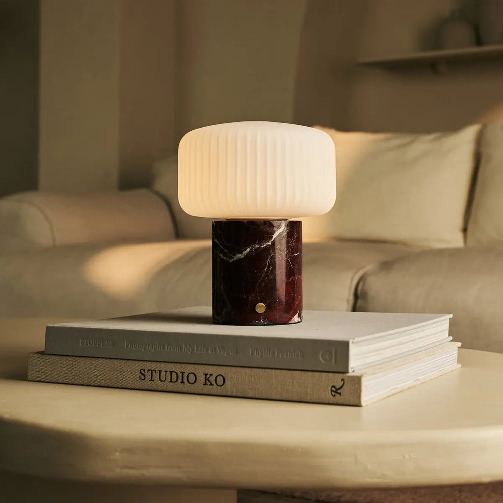 Renoir Red / Rosso Levanto - Marmeren oplaadbare tafellamp - Draadloos, USB -oplaadbaar en tot 100 uur verlichting