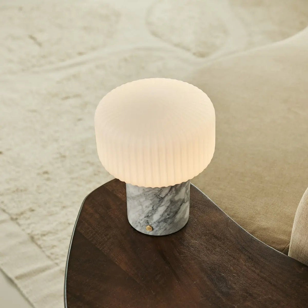 Renoir Wit / Bianco Statuarietto - Marmeren oplaadbare tafellamp - draadloos, USB oplaadbaar en tot 100 uur verlichting