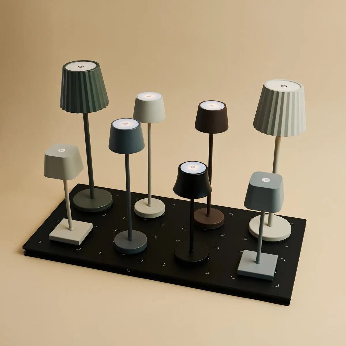 Combi Set Professional-8 X Wouter Koala Brown Oplaadbare tafellampen & 1 x Centraal station Wireless laadstation met Qi-Technology-