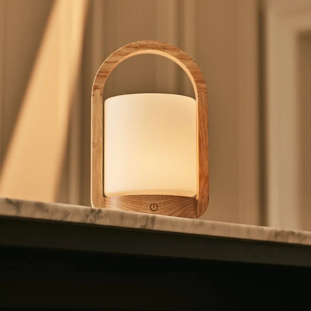 George lichtbruine houten oplaadbare lamp gecombineerd met matglas en een handvat